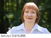 Плечевой портрет улыбающейся женщины средних лет на свежем воздухе летом. Стоковое фото, фотограф Яков Филимонов / Фотобанк Лори