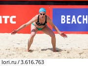 Спортсменка из Голландии готовится принять подачу в игре со сборной России на корте в финальной стадии Континентального кубка Европы по пляжному волейболу в Парке Победы на Поклонной горе, Москва (2012 год). Редакционное фото, фотограф Николай Винокуров / Фотобанк Лори