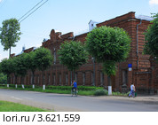 Школа №2 имени К.Д.Бальмонта, бывшая Шуйская Наследника Цесаревича Алексея классическая мужская гимназия (2012 год). Стоковое фото, фотограф Василий Пешненко / Фотобанк Лори