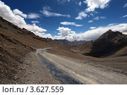 Горный пейзаж с дорогой. Гималаи. Ладакх. Индия (2011 год). Стоковое фото, фотограф Татьяна Белова / Фотобанк Лори