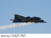 Бомбардировщик B-17 с дымом (2010 год). Редакционное фото, фотограф Василий Фирсов / Фотобанк Лори