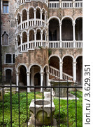 Италия. Венеция. Дворик Палаццо Контарини дель Боволо XV в. (итал. Palazzo Contarini del Bovolo) (2010 год). Стоковое фото, фотограф Виктория Катьянова / Фотобанк Лори