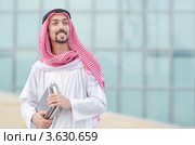 Портрет молодого арабского мужчины в куфии и белой одежде. Стоковое фото, фотограф Elnur / Фотобанк Лори