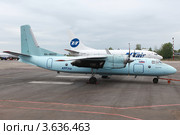 Самолет Ан-24 на фоне самолета Боинг 737 авиакомпании ЮтЭир (2012 год). Редакционное фото, фотограф Александр Тарасенков / Фотобанк Лори