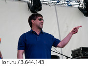 Юрий Шевчук получает статуэтку на премии Степной волк 2012 в номинации "Концерт" и "Альбом" в парке Музеон, Москва, Россия. Редакционное фото, фотограф Николай Винокуров / Фотобанк Лори