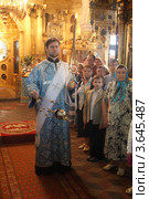 Балашиха, храм в Павлино. Момент праздничной литургии (2012 год). Редакционное фото, фотограф Дмитрий Неумоин / Фотобанк Лори