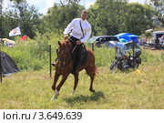 Мужчина на лошади, реконструкция 1812г. Малоярославец (2012 год). Редакционное фото, фотограф Михеев Алексей / Фотобанк Лори