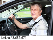 Пожилой автолюбитель сидит в собственном автомобиле. Стоковое фото, фотограф Кекяляйнен Андрей / Фотобанк Лори
