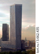 Высотка «Дом на Мосфильмовской» на закате (2012 год). Редакционное фото, фотограф Pukhov K / Фотобанк Лори