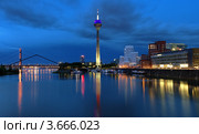 Вечерний вид на Медийную гавань Дюссельдорфа с телебашней Rheinturm и комплексом зданий Neuer Zollhof (Новая Таможня) по проекту архитектора Фрэнка Гери, Германия (2012 год). Стоковое фото, фотограф Михаил Марковский / Фотобанк Лори
