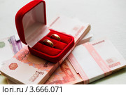 Свадебные кольца в бархатной коробке лежат на денежных пачках. Стоковое фото, фотограф Игорь Низов / Фотобанк Лори