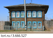 Двухэтажный деревянный жилой дом в селе Новая Заимка (2012 год). Стоковое фото, фотограф Анатолий Матвейчук / Фотобанк Лори