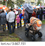 Дите ждет маму в коляске (2012 год). Редакционное фото, фотограф Анатолий Матвейчук / Фотобанк Лори