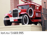 Красный пожарный автомобиль на пьедестале. Рязань. (2012 год). Редакционное фото, фотограф УНА / Фотобанк Лори