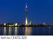 Дюссельдорф. Вечерний вид на телебашню Rheinturm, здание ландтага Северного Рейна-Вестфалии и комплекс зданий Neuer Zollhof по проекту архитектора Фрэнка Гери. (2012 год). Стоковое фото, фотограф Михаил Марковский / Фотобанк Лори