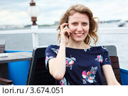 Девушка с мобильной трубкой. Стоковое фото, фотограф Кекяляйнен Андрей / Фотобанк Лори