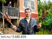 Мужчина с шашлыком на фоне дачного дома. Стоковое фото, фотограф Игорь Низов / Фотобанк Лори