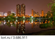 Южная Корея. Вечерний Пучон (Bucheon). Озеро в городском парке Сангдонг.  Вид на Сеульскую кольцевую дорогу (2012 год). Редакционное фото, фотограф Виктория Катьянова / Фотобанк Лори