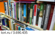 Книги в книжном магазине. Стоковое видео, видеограф Losevsky Pavel / Фотобанк Лори