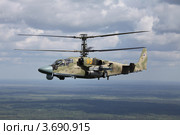 Ка-52 в полёте на фоне неба и земли (2011 год). Редакционное фото, фотограф Михеев Алексей / Фотобанк Лори