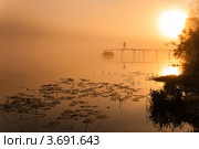 Утренний пейзаж с сильным туманом речкой и рыбаком на рассвете. Стоковое фото, фотограф Игорь Низов / Фотобанк Лори