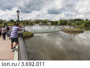 Фотограф снимает вид с моста на музыкальный фонтан в музее-заповеднике "Царицыно" (2012 год). Редакционное фото, фотограф Родион Власов / Фотобанк Лори