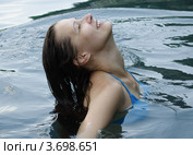 Красивая женщина в голубом купальнике стоит в воде запрокинув голову. Стоковое фото, фотограф Сергей Завьялов / Фотобанк Лори