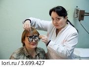 Пожилая женщина на приёме у врача окулиста. Стоковое фото, фотограф Яков Филимонов / Фотобанк Лори