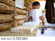 Историческая реконструкция старорусской переплетной мастерской на фестивале "Времена и эпохи" в Коломенском, Москва, Россия (2012 год). Редакционное фото, фотограф Николай Винокуров / Фотобанк Лори