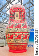 Гигантская матрёшка "Мезенская роспись" в ТРЦ "Афимолл Сити" (2012 год). Редакционное фото, фотограф Алёшина Оксана / Фотобанк Лори