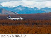 Посадка самолета  авиакомпании "Якутия". Магадан (2011 год). Редакционное фото, фотограф Антон Афанасьев / Фотобанк Лори