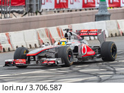 Moscow City Racing, заезды болидов Формулы 1 у стен Кремля, Льюис Хэмильтон, команда McLaren Mercedes (2012 год). Редакционное фото, фотограф Пышный Максим / Фотобанк Лори