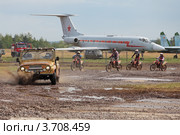Второй международный форум "Технологии в машиностроении 2012". Шоу военной техники. Автомобиль УАЗ-469 и группа мотоциклистов. Редакционное фото, фотограф Игорь Долгов / Фотобанк Лори