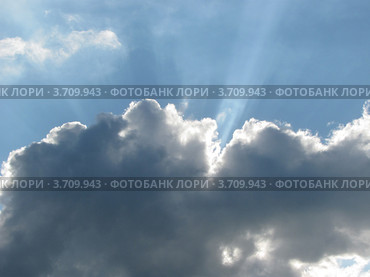 Небо. Солнечные лучи над плотным кучевым облаком. Стоковое фото, фотограф Ирина Водяник / Фотобанк Лори