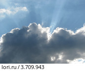 Небо. Солнечные лучи над плотным кучевым облаком. Стоковое фото, фотограф Ирина Водяник / Фотобанк Лори
