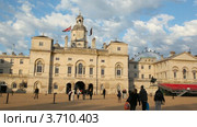 Люди прогуливаются у здания Horse Guard building в Лондоне (2010 год). Стоковое видео, видеограф Losevsky Pavel / Фотобанк Лори