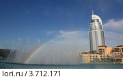 Радуга у фонтана Burj Dubai Lake Hotel в Дубае, ОАЭ (2010 год). Стоковое видео, видеограф Losevsky Pavel / Фотобанк Лори