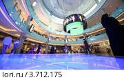 Вид снизу торговый центр Dubai Mall с посетителями внутри в Дубае, ОАЭ (2010 год). Редакционное видео, видеограф Losevsky Pavel / Фотобанк Лори