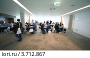 Люди сидят за столами в конференц-зале CEPIC Congress 2010 в Дублине. Редакционное видео, видеограф Losevsky Pavel / Фотобанк Лори