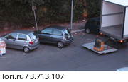 Рабочие выгружают контейнеры из грузовика, таймлапс (2010 год). Стоковое видео, видеограф Losevsky Pavel / Фотобанк Лори