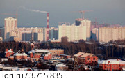 Трубы теплостанции над мегаполисом. Стоковое видео, видеограф Losevsky Pavel / Фотобанк Лори