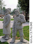 Город Ишим. Скульптурная композиция  "Казак и крестьянин" (2012 год). Редакционное фото, фотограф Александр Тараканов / Фотобанк Лори