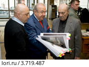 Зураб Константинович Церетели,народный художник СССР, показывает свои новые работы Георгию Николаевичу Данелия,кинорежиссеру и сценаристу,народному артисту СССР (2009 год). Редакционное фото, фотограф Danilov  Aleksandr / Фотобанк Лори