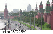 Участники пробегают по набережной возле Кремля (2011 год). Редакционное видео, видеограф Losevsky Pavel / Фотобанк Лори