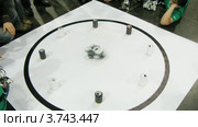 Запрограммированные машины пытаются сбить банки на выставке ROBOFEST-2011. Редакционное видео, видеограф Losevsky Pavel / Фотобанк Лори