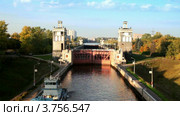 Корабль перед воротами шлюза №8 на Московском водоканале (2011 год). Стоковое видео, видеограф Losevsky Pavel / Фотобанк Лори