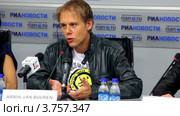 Известный датский диджей Armin Van Buuren на пресс-конференции (2011 год). Редакционное видео, видеограф Losevsky Pavel / Фотобанк Лори