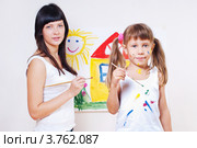 Девочка рисует, вымазалась в краске. Стоковое фото, фотограф Типляшина Евгения / Фотобанк Лори