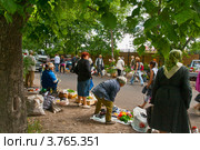Город Волхов, стихийный воскресный рынок (2012 год). Редакционное фото, фотограф Юлия Бабкина / Фотобанк Лори
