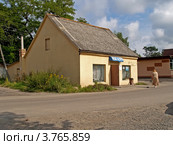 Магазин  в городе  Ладушкине Калининградской области (2012 год). Стоковое фото, фотограф Ирина Борсученко / Фотобанк Лори
